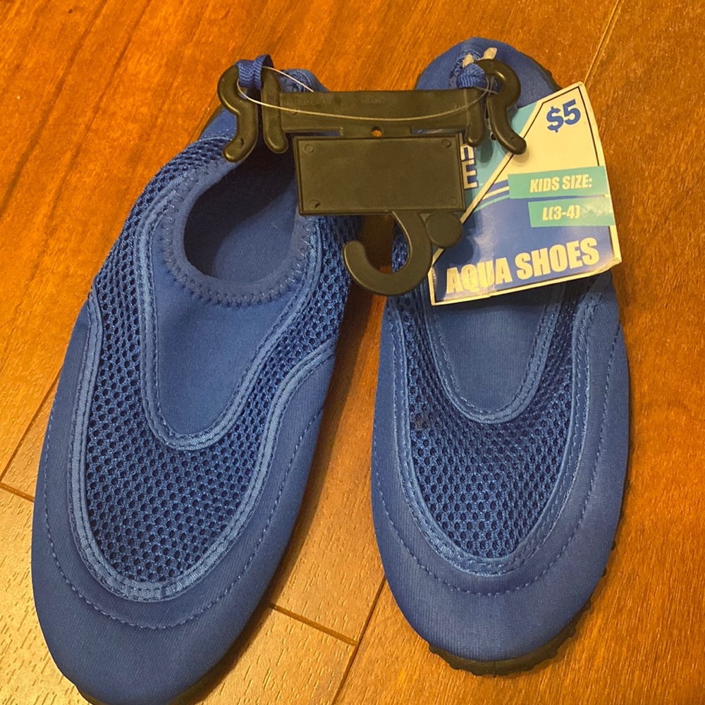 NWT blue water shoe size 3-4